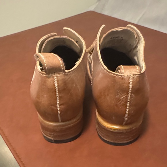 Freebird LIKE NEW Two-Tone Leather Loafers - Picture 8 of 15